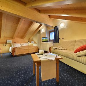 Duży pokój z łóżkiem king-size